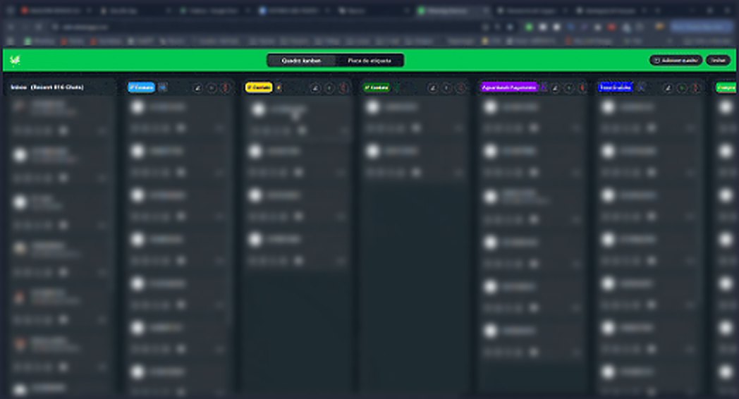 Quadro Kanban do Whatsify Pro dentro do WhatsApp Web, com contatos desfocados